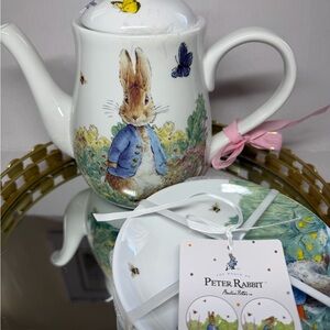 Peter Rabbit Porcelain Teapot and sets 4 appetizers plates 6 inches